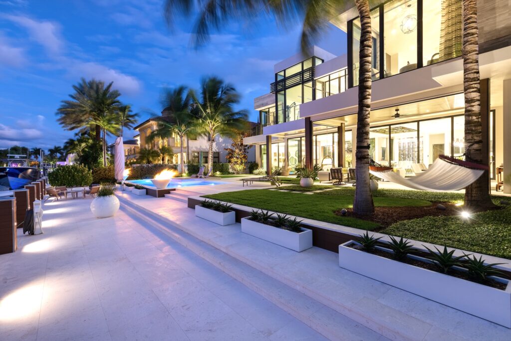 Immobilien Royal Harbor Naples kaufen: Ihr Makler Florida bietet die exklusivsten 1A Häuser direkt am Kanal mit Zugang zum Golf von Mexiko. Royal Harbor befindet sich an der Ecke der US 41 / Verlängerung der 5th Ave und des Davis Boulevard sowie von der Wasserseite aus am Naples Bay. 