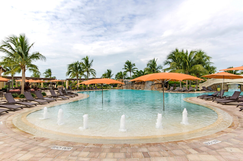 Wohnungen & Einfamilienhäuser Treviso Bay, Naples kaufen und verkaufen: Treviso Bay ist eine neuere geschlossene Luxus Resort-Style und Golf-Community im Süden von Naples. Treviso Bay bietet Wohnungen und Einfamilienhäuser mit verschiedenen Grundrissen von 115 m² bis 500 m² Wohnfläche.