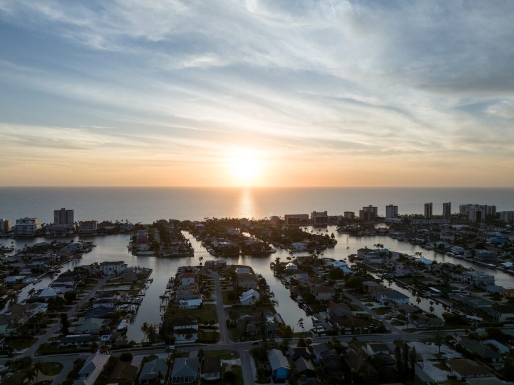 Wohnungen und Häuser Vanderbilt Beach, Immobilien Naples kaufen: Vanderbilt Beach liegt im Norden von Naples, nördlich von Pelican Bay und dem Ritz Carlton Beach Resort. Sie werden hier exklusive Hochhäuser und Strandhäuser am Strand mit Blick auf den Golf von Mexiko finden. Sie parken lieber Ihr Boot an einem der vielen Kanäle? Vanderbilt Beach bietet eine Vielzahl von sehr schönen Einfamilienhäusern, ältere Bauweise sowie auch Neubauten direkt am Kanal mit direktem Zugang zum Golf von Mexiko