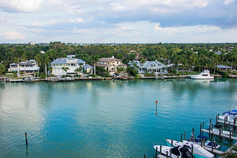 Immobilien Moorings Naples Florida kaufen und verkaufen. Immobilienangebote exklusive Einfamilienhäuser und Wohnungen Naples Moorings