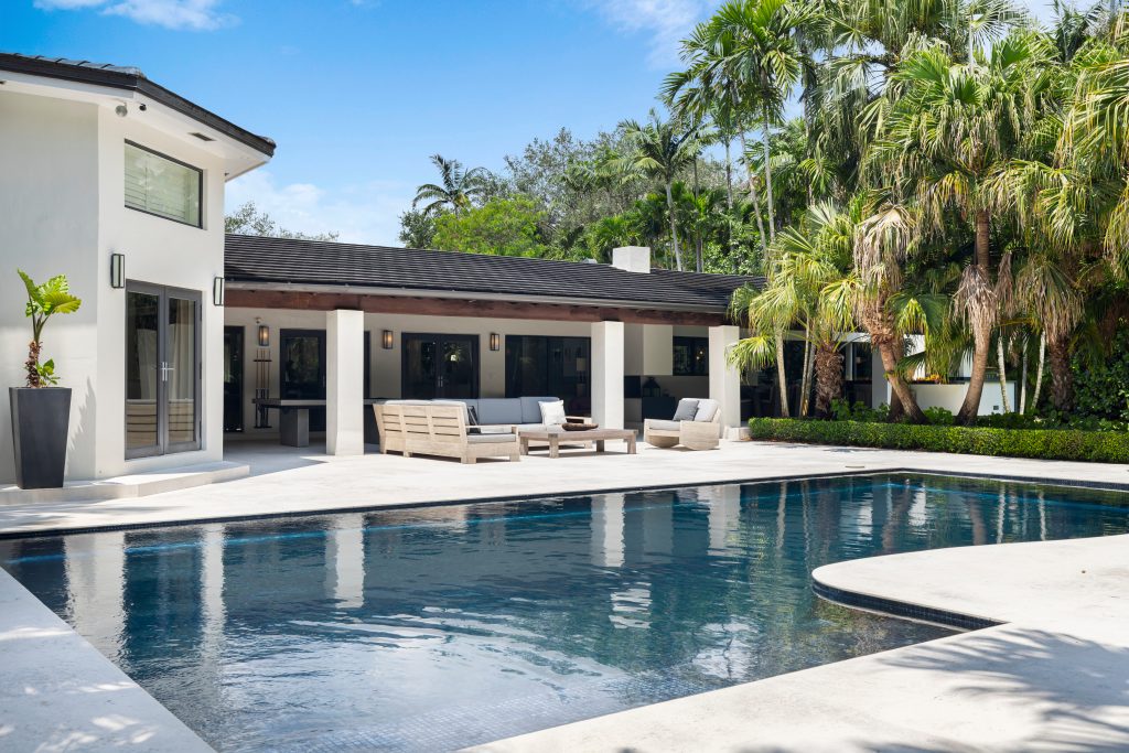 Immobilien Villages of Monterey, Naples kaufen und verkaufen: Häuser und Eigentumswohnungen zum Verkauf in Monterey. Monterey ist eine geplante und geschlossene Wohnanlage, die aus 420 Einfamilienhäusern und Eigentumswohnungen besteht. Der Eingang zu Monterey befindet sich am Orange Blossom Drive zwischen Goodlette-Frank und der Airport-Pulling Road in Nord Naples, Florida. Das Gatehouse wird rund um die Uhr und sieben Tage in der Woche bewacht. Immobilienangebote