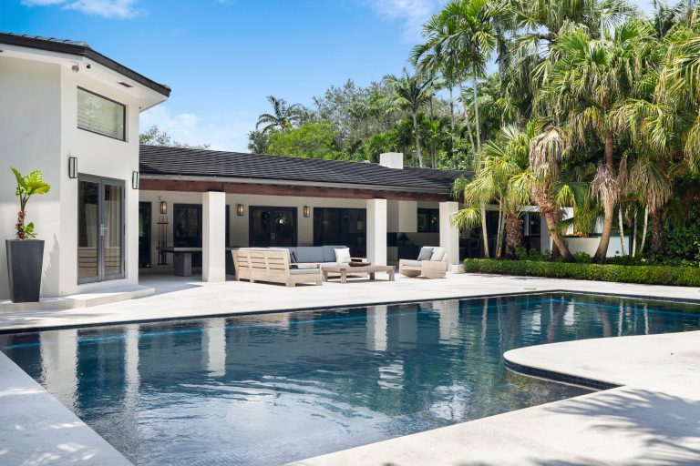 Immobilien Villages of Monterey, Naples kaufen und verkaufen: Häuser und Eigentumswohnungen zum Verkauf in Monterey. Monterey ist eine geplante und geschlossene Wohnanlage, die aus 420 Einfamilienhäusern und Eigentumswohnungen besteht. Der Eingang zu Monterey befindet sich am Orange Blossom Drive zwischen Goodlette-Frank und der Airport-Pulling Road in Nord Naples, Florida. Das Gatehouse wird rund um die Uhr und sieben Tage in der Woche bewacht. Immobilienangebote