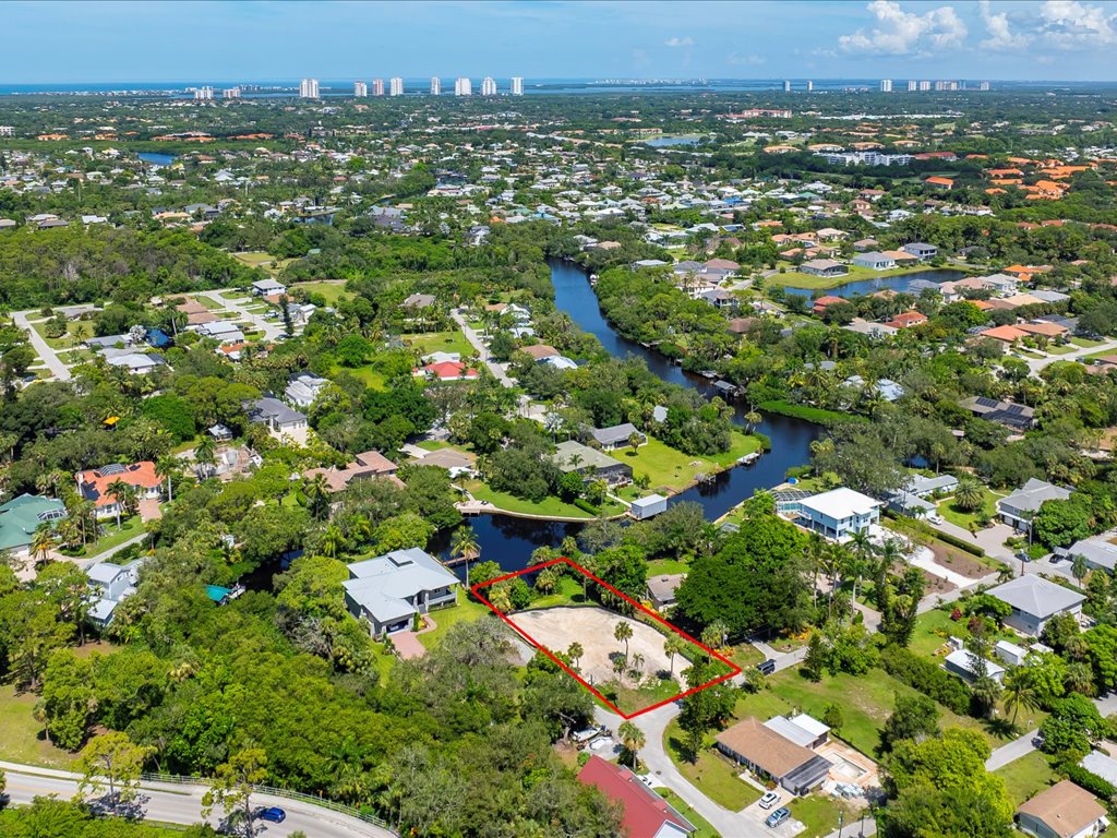 Baugrundstück Salzwasserkanal Bonita Springs: Wunderschönes Rio Vista-Baugrundstück „am Basin“! 1,416 qm großes Grundstück mit Golfzugang, mit weitläufigen, über 60 Meter breiten Kanal und ruhigen Ausblick auf das Flussbecken und schnellem Bootszugang zum Imperial River, zur Bucht und zum Golf von Mexiko – dieses Grundstück ist ein Traum für Bootsfahrer! Neben Bootsmöglichkeiten bietet der Imperial River einige der landschaftlich reizvollsten und schönsten Kajak-/Paddleboard-Strecken im Südwesten Floridas! Auch die Innenstadt von Bonita Springs und die Veranstaltungen im Riverside Park sind nur einen kurzen Spaziergang oder eine kurze Radtour entfernt. Das Baugrundstück verfügt über einen abgedeckten Brunnen, der beim kürzlichen Abriss des ursprünglichen Hauses versiegelt wurde. Damit Sie sich Ihr zukünftiges Traumhaus vorstellen können, haben wir 3 Visualisierungen (nicht im Grundstückspreis enthalten) von Pfahlbauten erstellt, die auf dem Grundstück gebaut werden können. Es gibt keine Hauseigentümergemeinschaft und keine Mietbeschränkungen. Sie können hier Ihr eigenes privates Paradies oder ein gut verdienendes Airbnb oder VRBO schaffen.