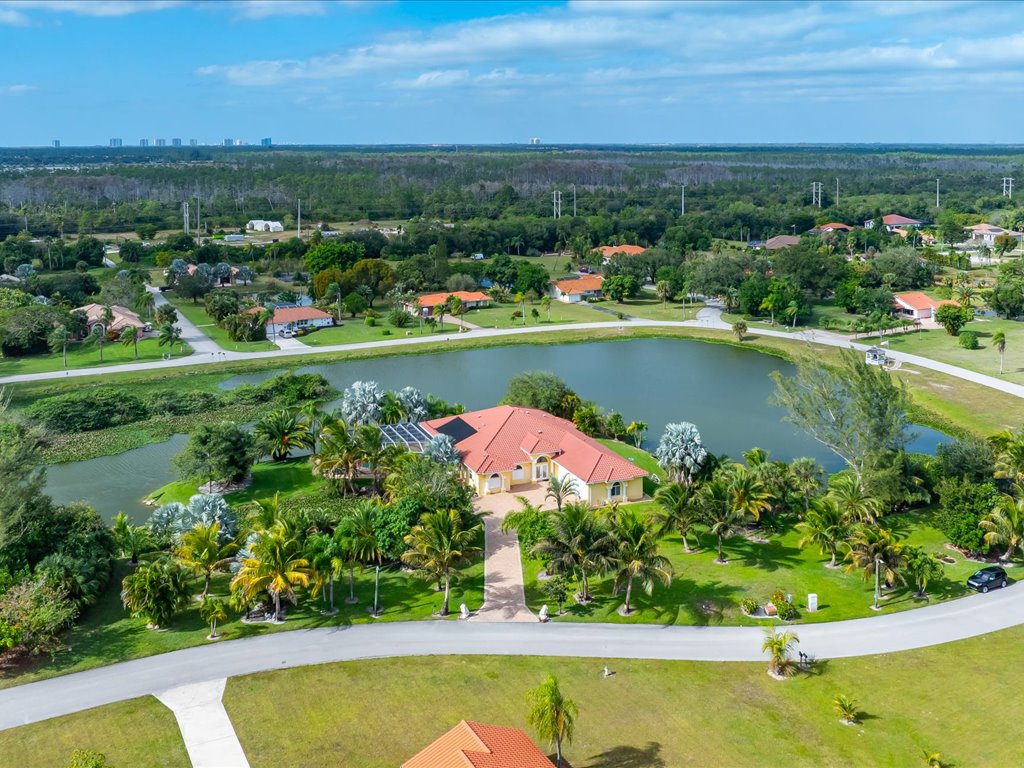 Ufer-Oase in Bonita Springs - Seeschlösschen auf 1 Hektar mit 5 Schlafzimmern, 3.5 Bäder, 3 Car Garage, Pool & Spa