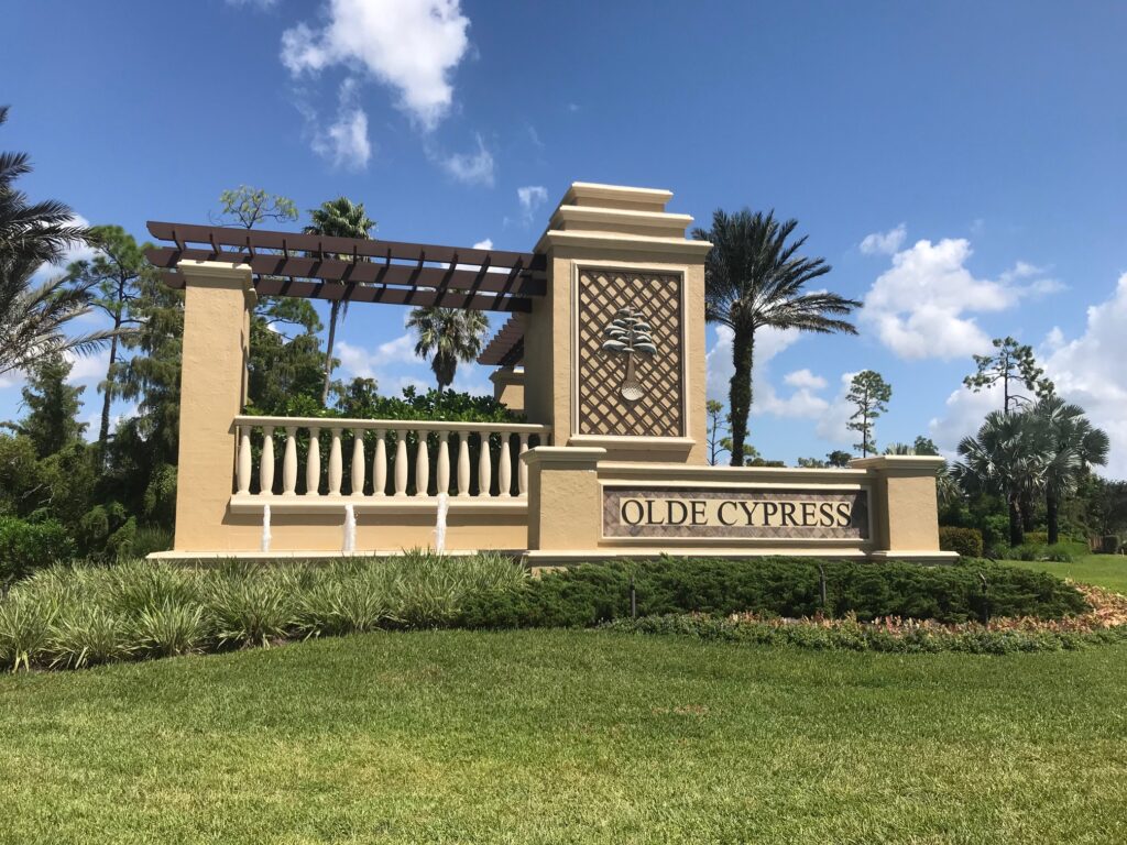 Immobilien Olde Cypress Naples
.Olde Cypress ist eine luxuriöse geschlossene Golf Wohnanlage, die aus Einfamilienhäusern und Villen besteht.