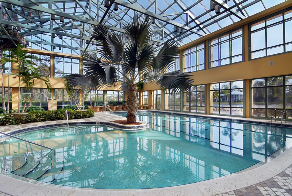 Immobilien Quail West Naples kaufen: Club Annehmlichkeiten bestehen aus Fitness-und Aerobic, zahlreiche Speiseräume, Tennisplätze, Racquetball, Billard und Karten, Pool und ein Mineral Spa. Quail West ist einer der exklusivsten Golfclubs von SW Florida. Quail Wests Golfplätze, die Einrichtungen und Dienstleistungen werden von nur 600 Mitgliedern geteilt.