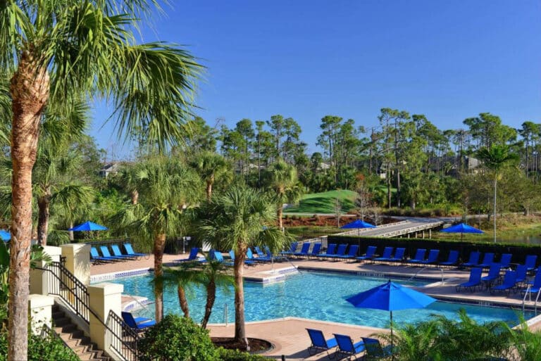 Blick auf einen Wohnanlagen Pool in Estero Florida