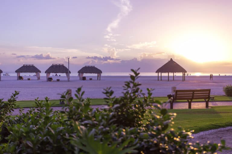 Blick auf Tikihuts im Golf of Mexico in Marco Island Florida