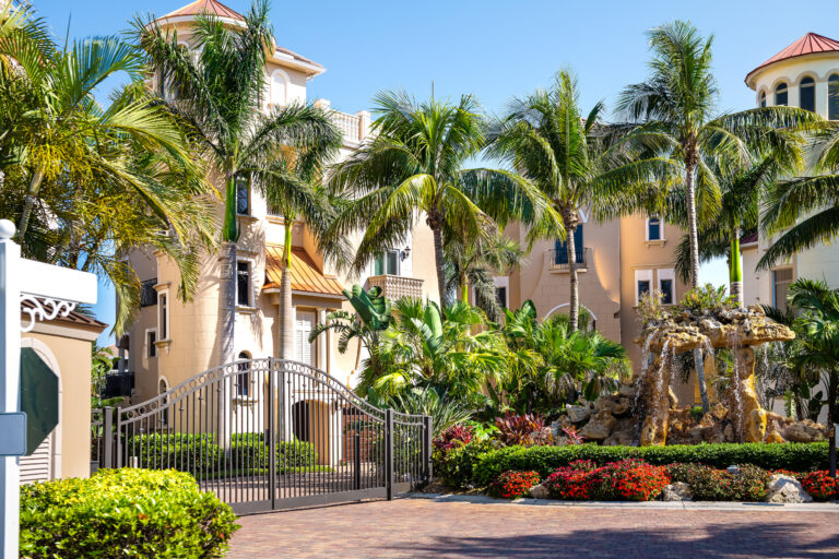 Barefoot Beach in Collier County, Florida, ist eine exklusive Wohnanlage direkt am Golf von Mexiko – zwischen Naples und Fort Myers.