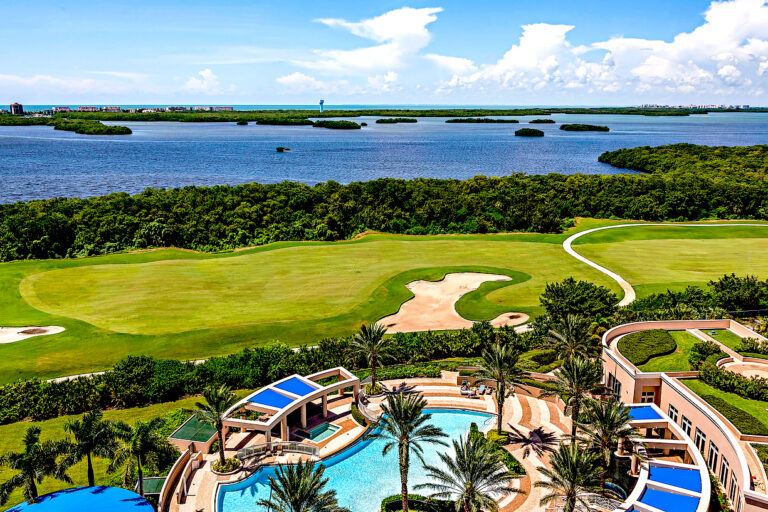 Bonita Bay Wohnanlage in Florida USA von oben mit Blick auf einen Kanal