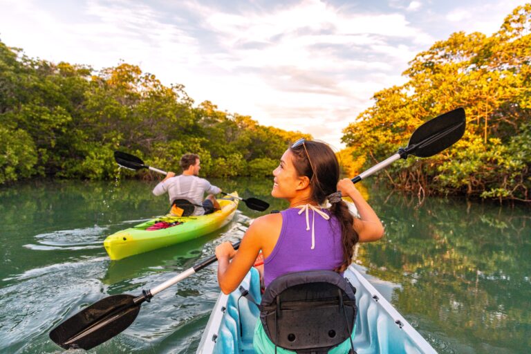 Kajak Tour einer Familie in Cape Coral Florida auf einem Frischwasserkanal