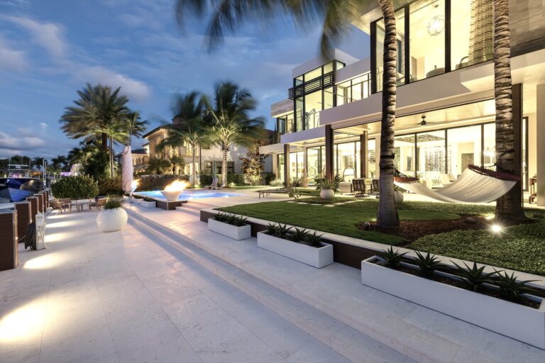 Villa in Florida bei Nacht mit Pool.