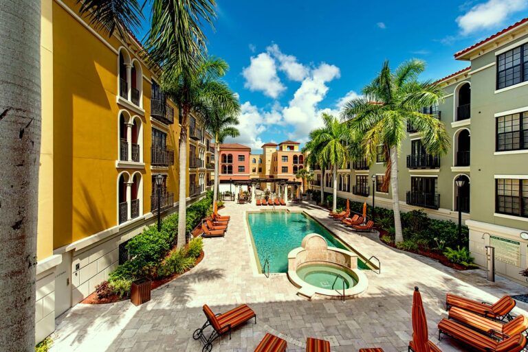 The Residences Wohanlage in Coconut Point Florida mit Sicht auf den Pool unter blauen Himmel