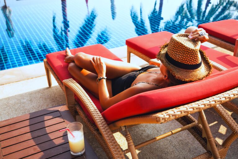 Frau am Pool einer Wohnanlage in Florida