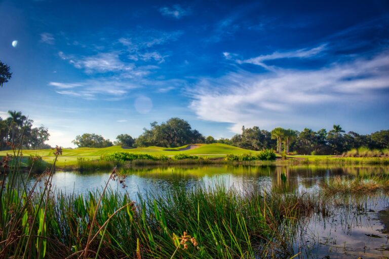 Golfplatz mit See in Estero Florida