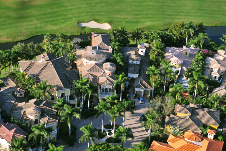 Wohnanlage in Bonita Beach Florida mit Golfplatz