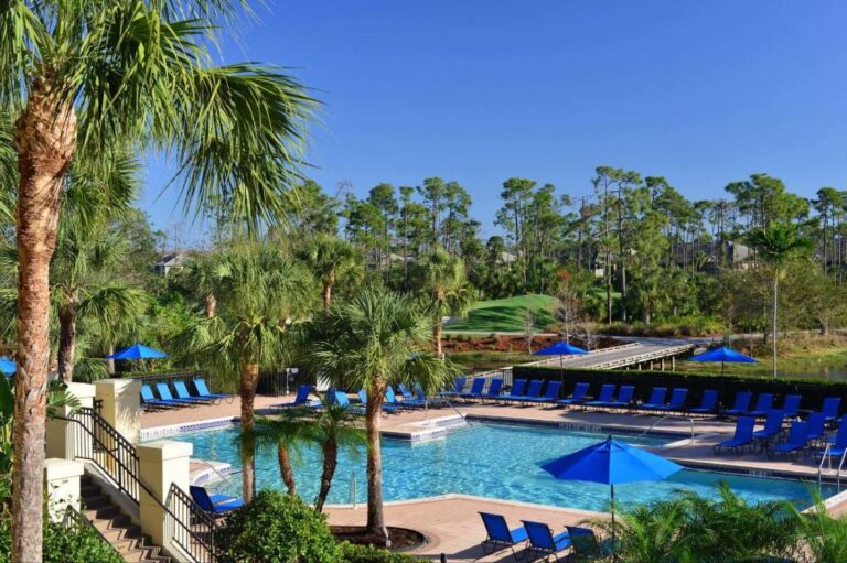 Wohnanlage Grandezza in Estero Florida mit Blick auf den Anlagen Pool unter blauen Himmel