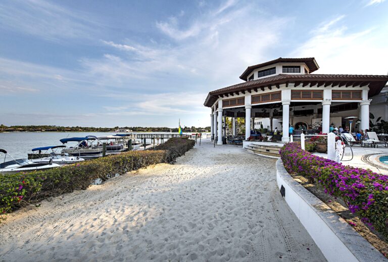 Pavilion am Strand mit Blick aufs Meer in Florida