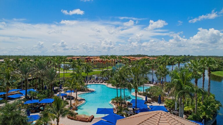 Gemeinschaftspool mit Palmen Landschaft in Florida