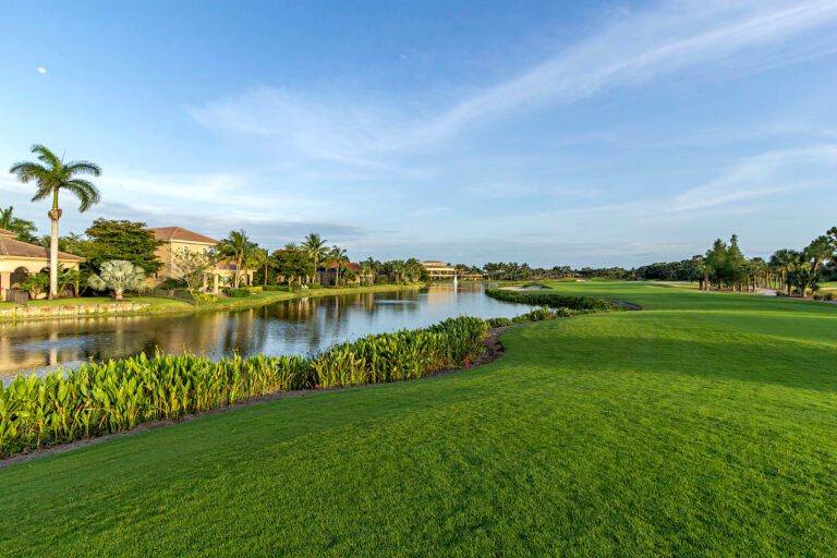 Pelican Landing Wohnanloage in Bonita Beach Florida mit Blick auf einen Kanal.