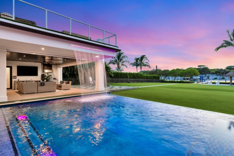 Luxus Villa in Cape Coral Florida mit Pool unter Palmen am Abend