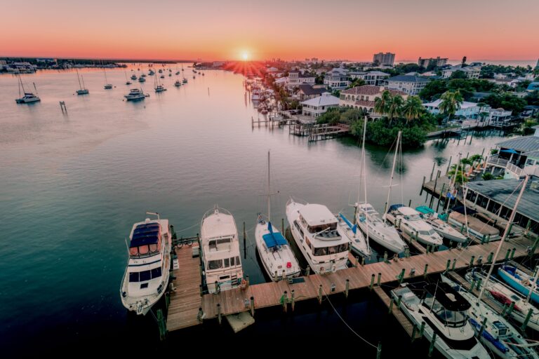 Blick auf eine Marina in Fort Myers Beach mit Yachten und Sonnenuntergang