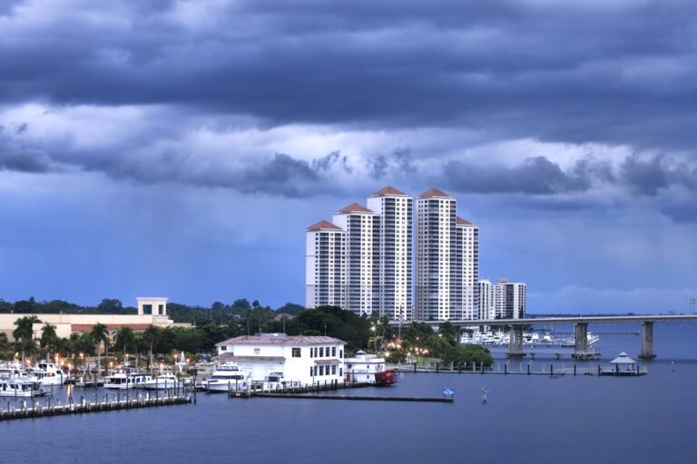 Hochhäuser in Florida direkt am Kanal mit Blick auf das Meer