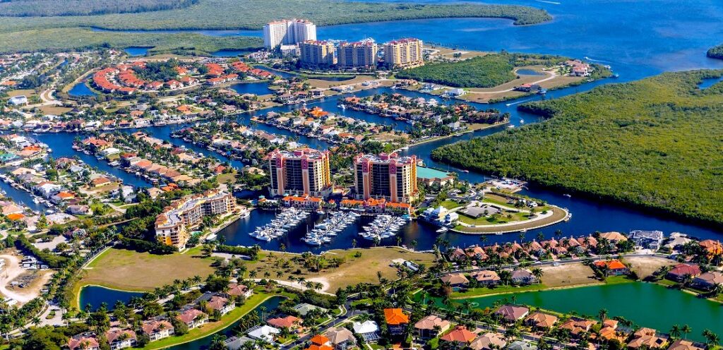 Immobilien Exposes Cape Coral – Ihr Makler Cape Coral, Claudia Junk bietet Ihnen Wohnungen, Ferienvillen und Häuser zum Kauf und Miete an, egal ob Sie ein neues Zuhause, Zweitwohnsitz oder eine Ferienimmobilie  suchen. In unserem Portfolio finden sie die besten und aktuellsten Immobilien Exposes in Cape Coral wie ein Haus am Kanal mit Bootsanlegeplatz, Eigentumswohnungen mit Gemeinschaftspool oder im Hochhaus, Häuser am Meer oder eine Villa am Golfpatz.